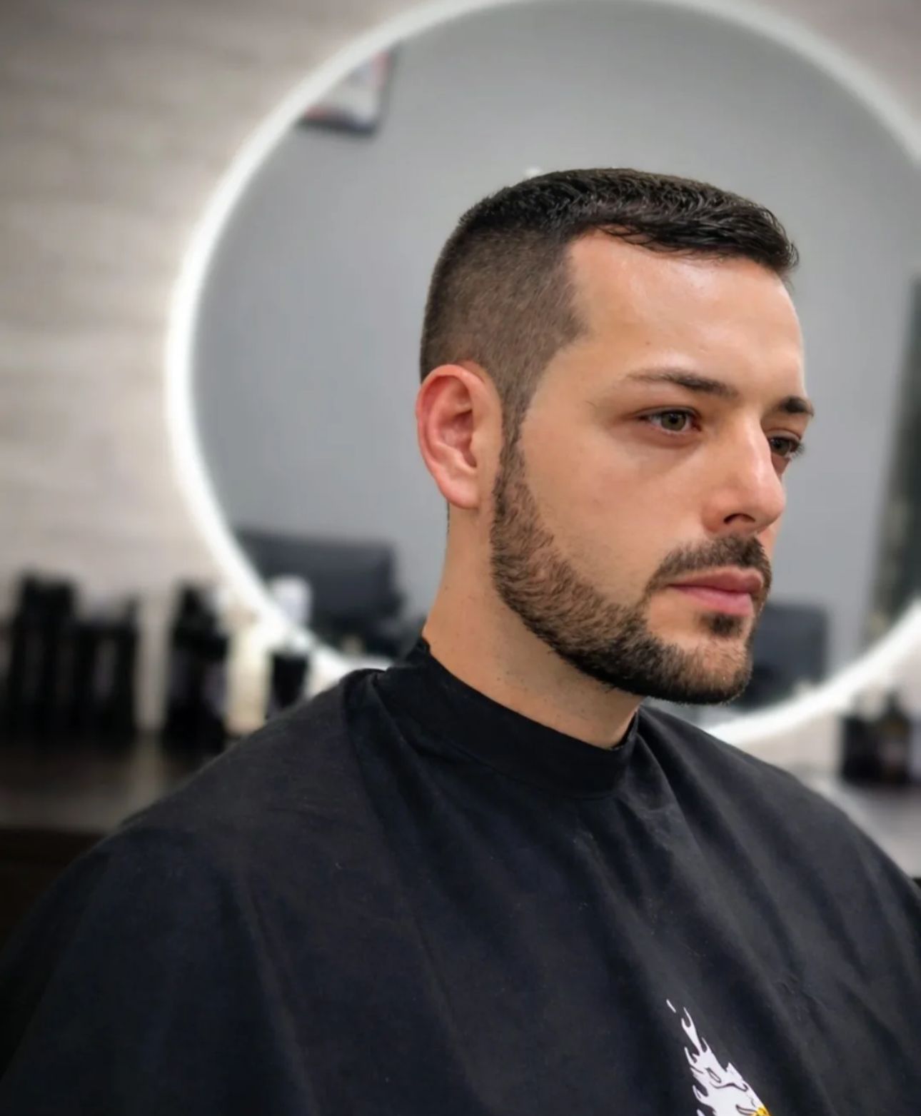 Barbeiro Fênix realizando corte premium em Blumenau